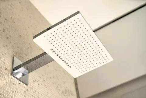 Modern rectangular ceiling shower mounted on beige mosaic wall. chrome Foto stock