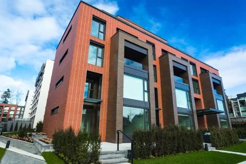 Modern Red Brick Apartment Complex with solid rock fence wall. Home residenti Foto stock