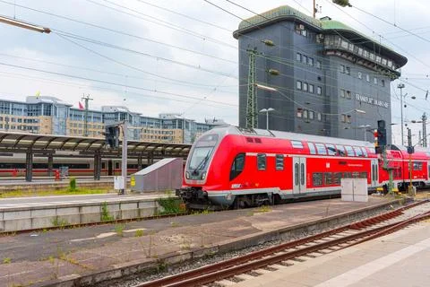 Modern Red Double-Decker Train at Frankfurt Hauptbahnhof Station 스톡 사진