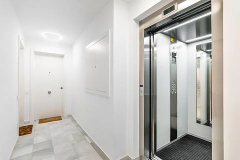 Modern reliable outdoor elevator with a view of the hall and doors to the 库存照片