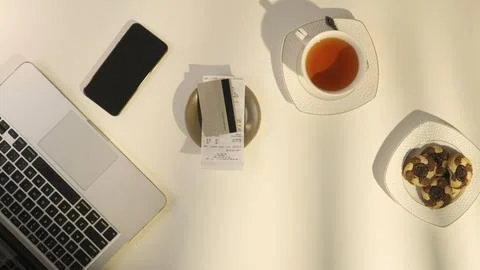 Modern Remote Work Setup with Snacks and Tea Break Foto stock