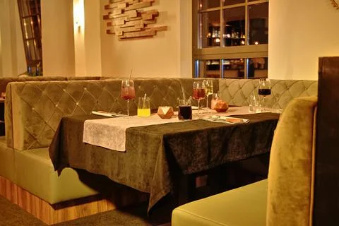 Modern restaurant interior with a set up dinner table Foto stock
