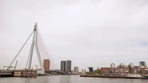 Modern River City in Motion 库存影片 98497570