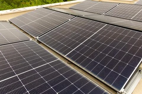 Modern rooftop solar panels generating clean renewable energy on a sunny da.. Stock-Fotos