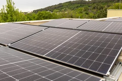 Modern rooftop solar panels generating clean renewable energy on a sunny da.. Stock-Fotos