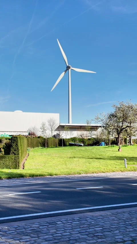 Modern rotating wind turbine generating wind energy. Vídeos de archivo 333202685