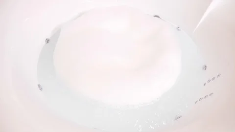 A modern round bath with a jacuzzi, filled with bubbling water with soap foam Vidéo 89477506