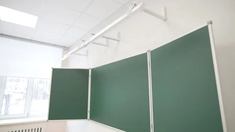 Modern school classroom with green board and light walls Vídeo Stock 309762932