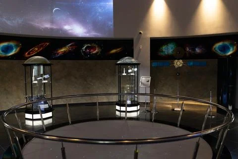 Modern science museum exhibit featuring glass display cases with astronomical Foto stock