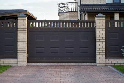 Modern side sliding gates with canopy Stock-Fotos
