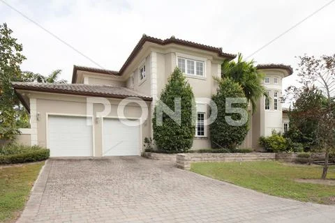 Modern single family home Stock Photos