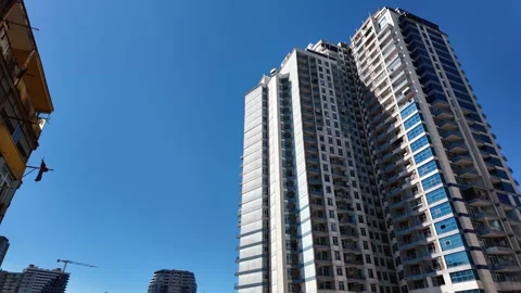 Modern skyscraper building construction against blue sky Vidéo 336178083