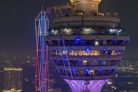 A modern skyscraper dominates the frame Foto stock
