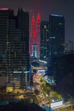 A modern skyscraper dominates the frame Foto stock