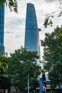 Modern Skyscraper with Foreground Foliage and Yellow Icon Monument Foto stock