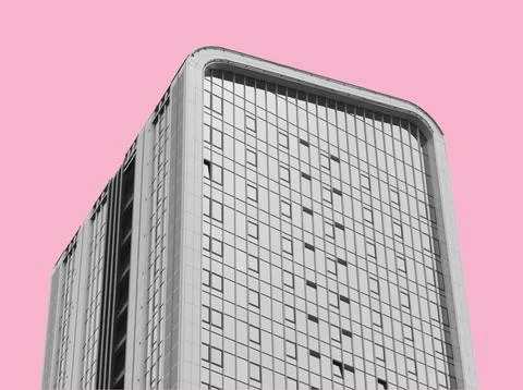Modern skyscraper with pink background creating bold architectural compositio Foto stock
