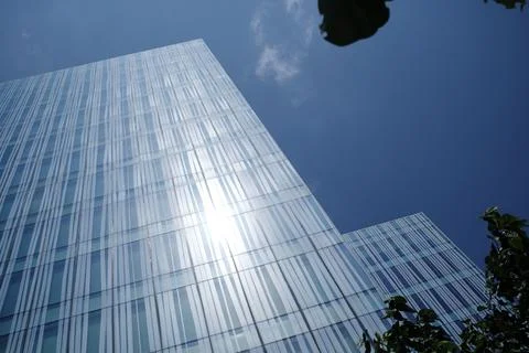 Modern skyscraper reflecting sunlight with blue sky Stock-Fotos