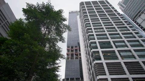 Modern skyscraper with vertical garden architecture in Singapore City 库存影片 343548394