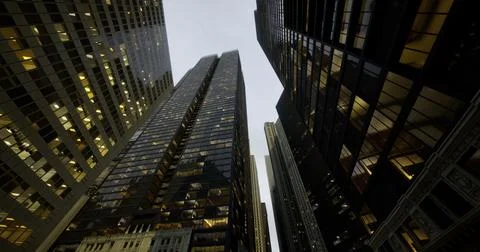 Modern skyscrapers reaching towards the sky in an urban landscape at dusk Ilustración de archivo