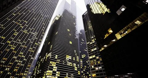 Modern skyscrapers reflect evening light in an urban financial district Ilustración de archivo