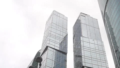 Modern Skyscrapers Towering Under a Dramatic Cloudy Sky Above the City Vidéo 294162322