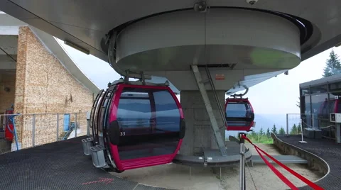Modern small empty cable car, gondola pulling slowly in the ground station Vídeos de archivo 68432669