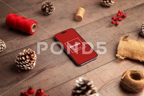Modern smartphone mockup placed in a cozy Christmas flat lay PSDテンプレート
