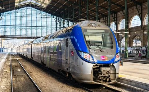 Modern SNCF train at the platform inside the Gare du Nord station in Paris Foto stock