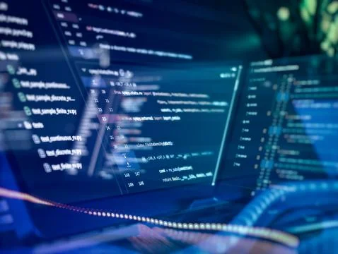 Modern software development with multi-screen coding setup Stockfoto's