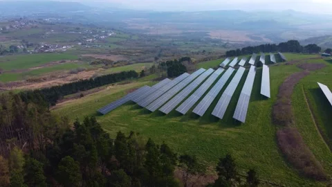 Modern solar panel array on hilltop with small rural community in UK. Stock-Footage 333154031