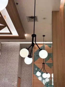 Modern Sputnik-style chandelier with multiple luminous white globe lights, Foto stock