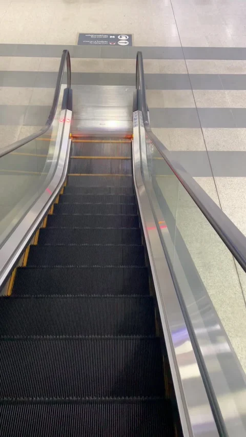 Modern steps of the escalator is going down, Department store. Vídeos de archivo 246469599