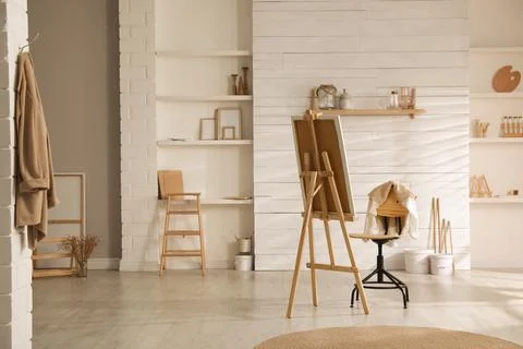 Modern studio interior with artist's workplace and decorative elements Foto stock