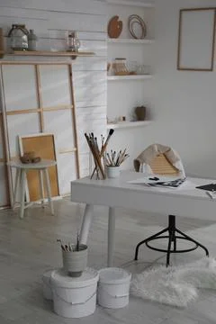 Modern studio interior with artist's workplace and art supplies Foto stock