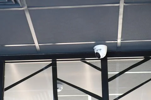 Modern surveillance camera provides security in a contemporary building space Fotos de archivo