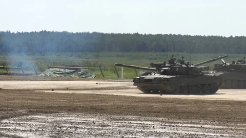 Modern tanks compete in maneuvering. Video stock 112022078