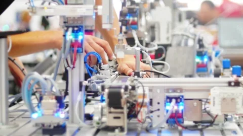 Modern technological exhibition in the building - a man twists something with a Vídeos de archivo 115336428