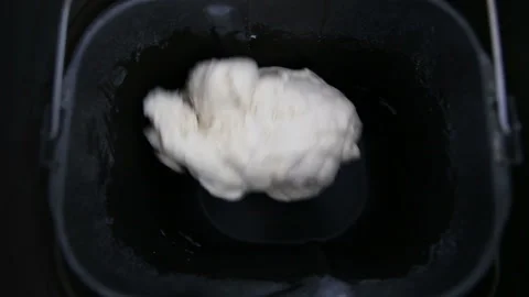 Modern technology in the kitchen. The bread maker kneads the dough. accelerated Vidéo 90861359