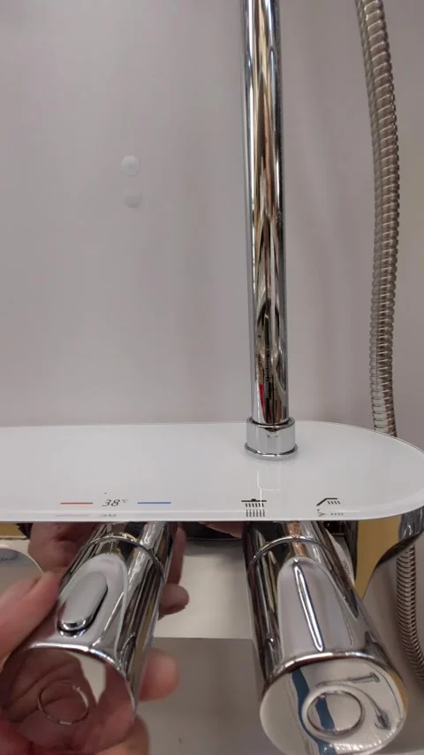 Modern thermostatic shower panel with chrome finish and digital display Vídeos de archivo 333643360