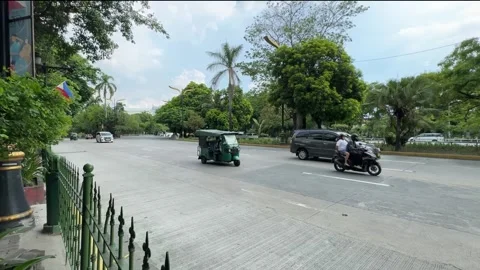 Modern three-wheeler bao-bao driving on Manila street 4K Vídeos de archivo 337450907