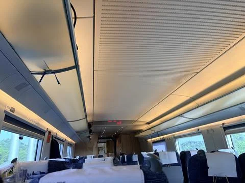 Modern Train Interior with Spacious Seating and Natural Light Foto stock
