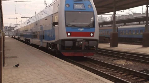 Modern train leaving train station Vídeos de archivo 47066151