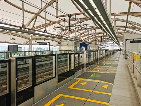 Modern Train Station Platform with Automatic Safety Doors and Urban Transit.. Stock-Fotos