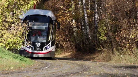 Modern tram arriving 動画素材 104866178