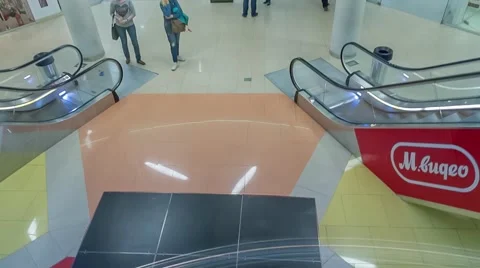 Modern transparent Elevator with a big bright hypermarket Видео 63323235