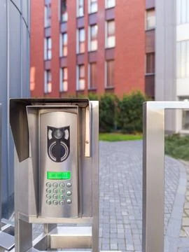 Modern video intercom system at gated entrance Foto stock
