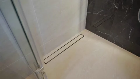 Modern walk-in shower with linear floor drain Vidéo 322010736