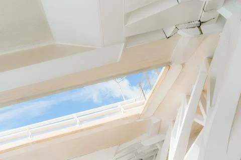 Modern White Bridge Structures Framing Blue Sky Foto stock