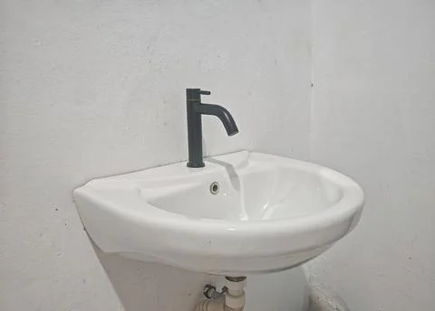 Modern White Ceramic Wall Mounted Sink with Black Faucets 库存照片