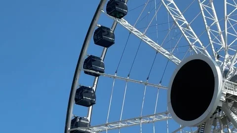 Modern White Ferris Wheel Cabins Against Clear Bright Blue Summer Sky 库存影片 335193054